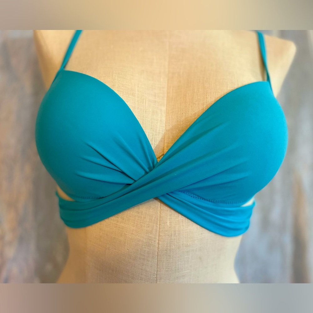Blue bikini top, no brand, super cute & flattering, adjustable straps